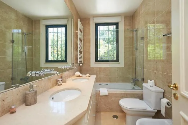 Bathroom with bathtub, shower and double basin at Villa Rio Seco